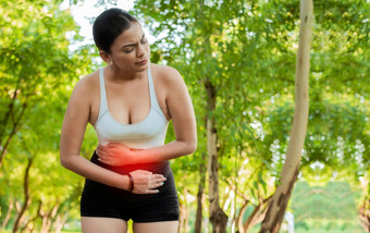 女人运动服装<strong>胃疼</strong>痛公园运行女人消化问题体育运动女孩<strong>胃疼</strong>痛在户外复制空间疲劳年轻的女人<strong>胃疼</strong>痛