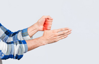 痛手指关节炎孤立的手持有痛拇指关闭人手痛手指概念关节炎疼痛手指手