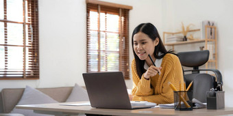 肖像年轻的亚洲女人手自由职业者工作工作电脑平板电脑现代首页会计分析报告真正的房地产投资数据金融税系统概念