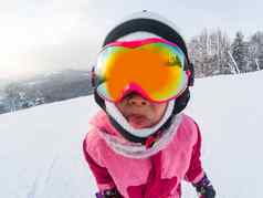 孩子滑雪山活跃的蹒跚学步的孩子安全头盔护目镜冬天体育运动家庭