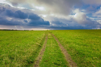 景观绿色路径云蓝色的天空背景绿色国家路云背景田园视图农村路绿色字段蓝色的天空云