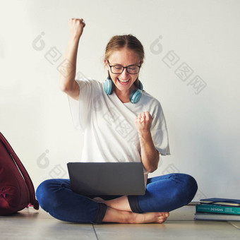 教育女人学生移动PC庆祝大学考试结果大学奖学金新闻学习成功聪明的女孩研究地板上拳头泵学校测试报告快乐微笑