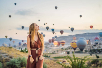 旅游女人热空气气球卡帕多西亚<strong>火鸡快乐</strong>旅行<strong>火鸡</strong>概念女人山前享受美妙的视图