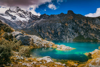 绿松石油条湖科迪勒拉Blanca冰雪覆盖安第斯山脉Ancash秘鲁