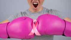 高加索人女人粉红色的拳击手套粉红色的丝带胸部灰色的背景战斗乳房癌症