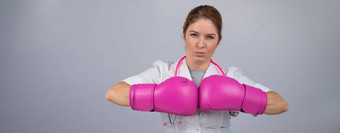 女医生粉红色的拳击手套粉红色的丝带灰色的背景战斗乳房癌症宽屏