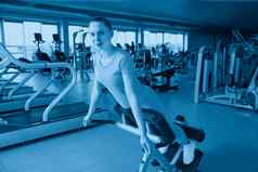 美丽的体育运动女人新闻健身锻炼健身房