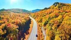 高速公路汉普郡峰秋天山色彩斑斓的树