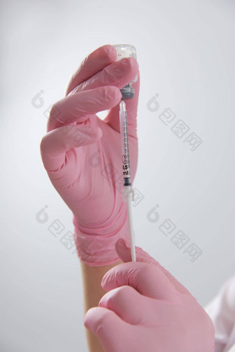 手蓝色的医疗手套画注射器科维德疫苗瓶复制空间关闭冠状病毒疫苗接种概念