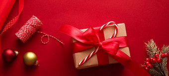 圣诞节准备拳击一天假期礼物给圣诞节工艺纸丝带礼物盒子红色的背景包装工具装饰Diy礼物假期平躺