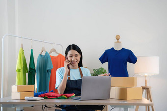 美丽的亚洲女人在线卖方确认订单客户电话开始小企业锻造主人女企业家移动PC首页包交付情况概念