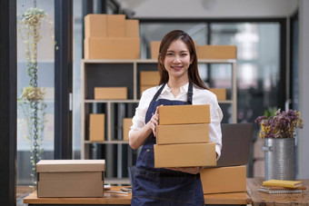 肖像年轻的亚洲女人工作锻造盒子首页工作场所启动小业务老板小业务企业家锻造自由业务在线交付概念