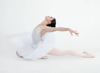 激情完美柔软的年轻的芭蕾舞女演员跳舞白色背景