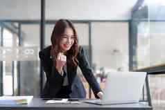 成功的亚洲业务女人实现目标兴奋女人尖叫移动PC