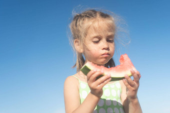 有趣的女孩<strong>吃西瓜</strong>阳光明媚的夏天一天海洋海滩可爱的高加索人女孩子享受夏天水果咬片<strong>西瓜</strong>快乐童年