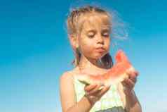 有趣的女孩吃西瓜阳光明媚的夏天一天海洋海滩可爱的高加索人女孩子享受夏天水果咬片西瓜快乐童年