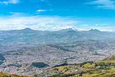 视图火山山城市基多(Quito)厄瓜多尔