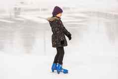 可爱的女孩冬天衣服滑冰冰溜冰场