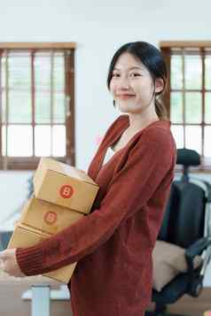 开始小业务企业家独立的亚洲女人微笑电脑移动PC快乐的成功在线市场营销包盒子项目锻造交付概念