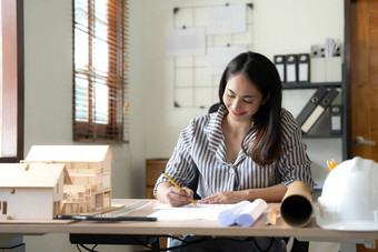 体系结构建筑建设真正的房地产概念快乐微笑女<strong>架构</strong>师蓝图统治者生活房子模型表格工作首页办公室<strong>架构</strong>师女人