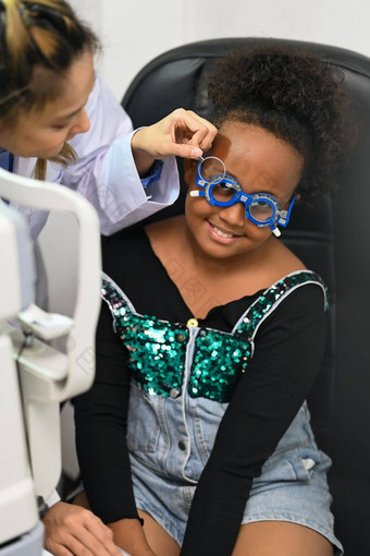 微笑女孩检查眼睛愿景眼科医生演出眼镜眼睛健康检查眼科学概念