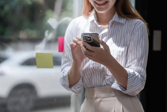 女商人完成琪琪在线银<strong>行程</strong>序订<strong>单</strong>开放数字储蓄账户定义网络安全