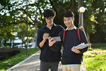 亚洲学生会说话的类走大学校园在户外