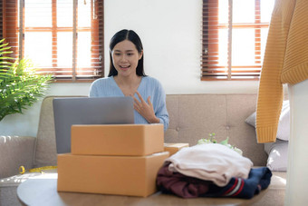 启动小业务企业家锻造亚洲女人包装盒子肖像年轻的亚洲小业务老板首页办公室在线出售市场营销交付锻造电子商务电话销售概念