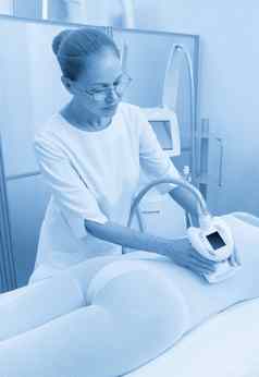 女人特殊的白色西装反脂肪团按摩水疗中心沙龙液化石油气身体轮廓线治疗诊所