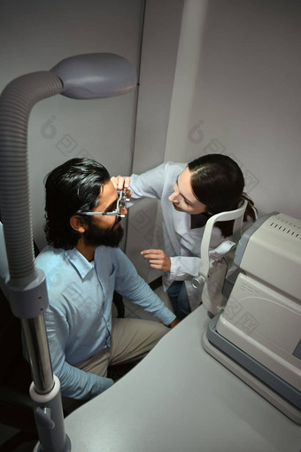 眼科医生检查眼睛愿景病人演出眼镜眼睛健康检查眼科学概念