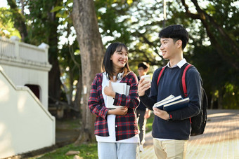 友好的<strong>大学学生会</strong>说话的类走<strong>大学</strong>校园在户外