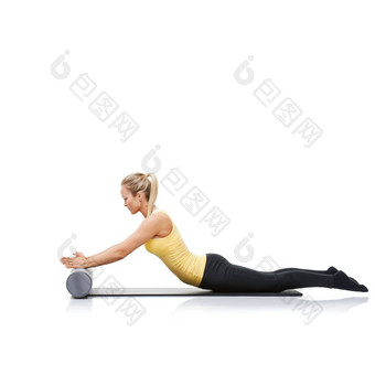 伸展运动肌肉泡沫辊年轻的女人泡沫辊锻炼说谎锻炼席