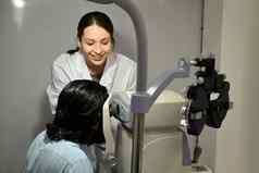 高加索人女眼科医生特殊的医疗设备高精度检查眼睛病人