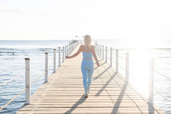 女人锻炼浮筒海