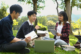 集团友好的大学学生会说话的类坐着公园美丽的一天