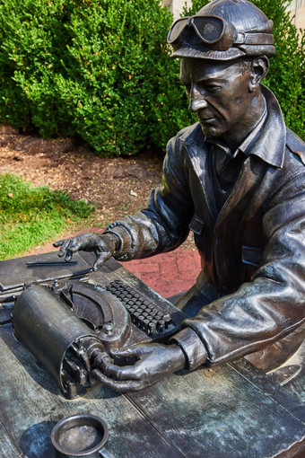 印第安纳州大学外艺术雕像人打字机