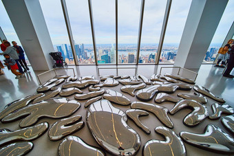 高摩天大楼俯瞰城市艺术展览融化反光金属形状