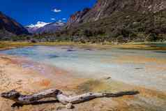 隐蔽的湖科迪勒拉Blanca冰雪覆盖安第斯山脉Ancash秘鲁