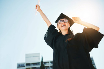 成功毕业女人<strong>学生证</strong>书学位文凭低角研究生庆祝活动女学者快乐学术成就大学目标教育目标