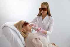 女人接收激光治疗现代美容诊所