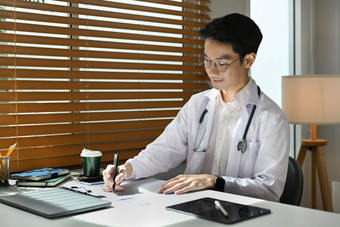 集中医生白色统一的写作填充文档检查病人疾病历史医疗办公室
