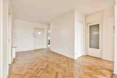翻新生活房间白色墙木地板