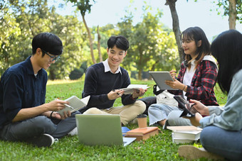 集团大学学生阅读书绿色草坪上大学<strong>校园青年</strong>生活方式大学友谊概念