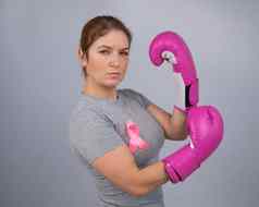 高加索人女人粉红色的拳击手套粉红色的丝带胸部灰色的背景战斗乳房癌症