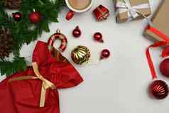 礼物盒子圣诞节饰品冷杉树分支机构白色背景圣诞节一年概念