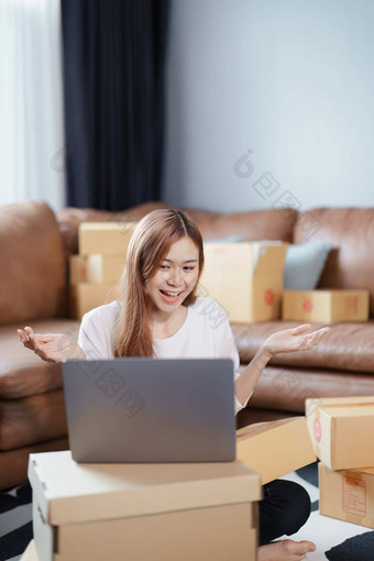 开始小业务企业家独立的亚洲女在线卖方会说话的电脑视频客户包装产品交付客户锻造交付概念