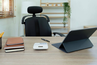平板电脑电脑笔记本计算器咖啡杯桌子上办公室