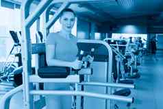 培训ABS提高腿年轻的漂亮的肌肉发达的女人健身锻炼概念健康体育运动生活方式运动身体