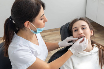牙齿矫正医师检查括号女牙齿概念口腔学牙科矫正治疗牙套