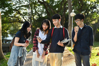 集团友好的大学<strong>学生会</strong>说话的类走大学校园在户外